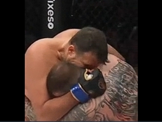 ฉาวไปทั่วโลก! นักสู้ MMA กัดหูคู่แข่งบนสังเวียนเลือดสาดก่อนโดนรุมสกรัม ฉาวไปทั่วโลก! นักสู้ MMA กัดหูคู่แข่งบนสังเวียนเลือดสาดก่อนโดนรุมสกรัม