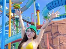 เอมมี่ สุนันทา สวมบิกินี่ตัวจิ๋วสีเหลือง อวดหุ่นแซ่บ ทำสวนน้ำร้อนระอุ